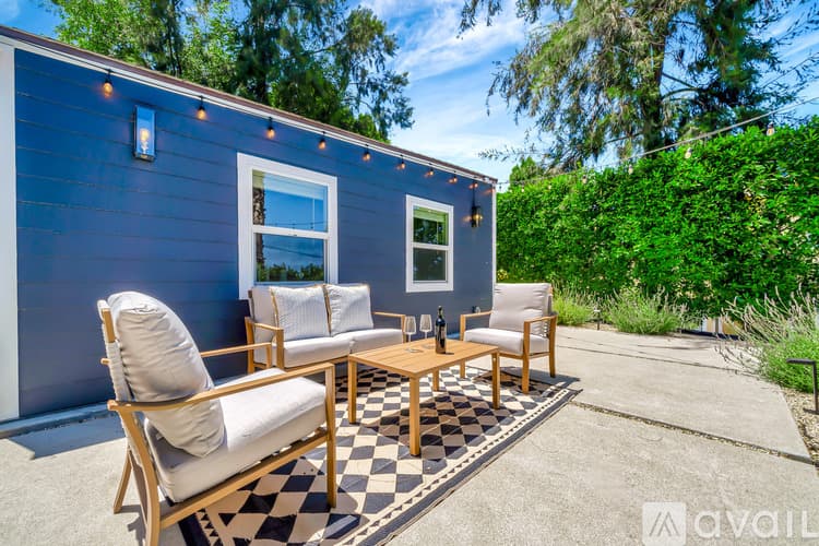Los Angeles House: 5311 Elvira Rd