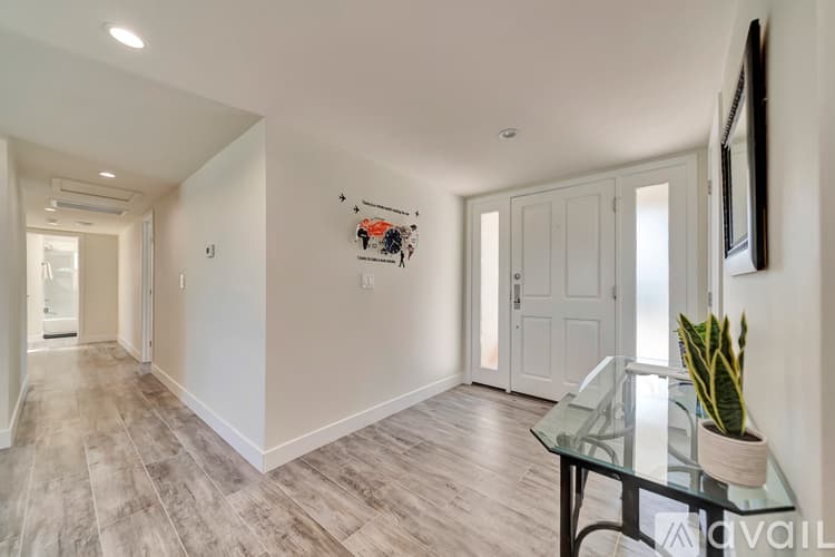 Los Angeles House: 5852 Mc Donie Ave