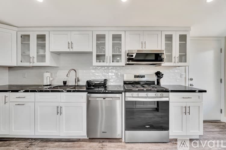 Los Angeles House: 5852 Mc Donie Ave