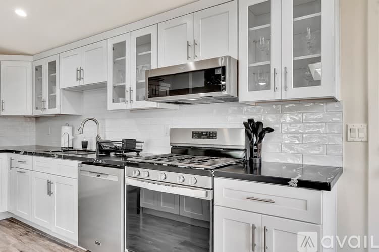 Los Angeles House: 5852 Mc Donie Ave