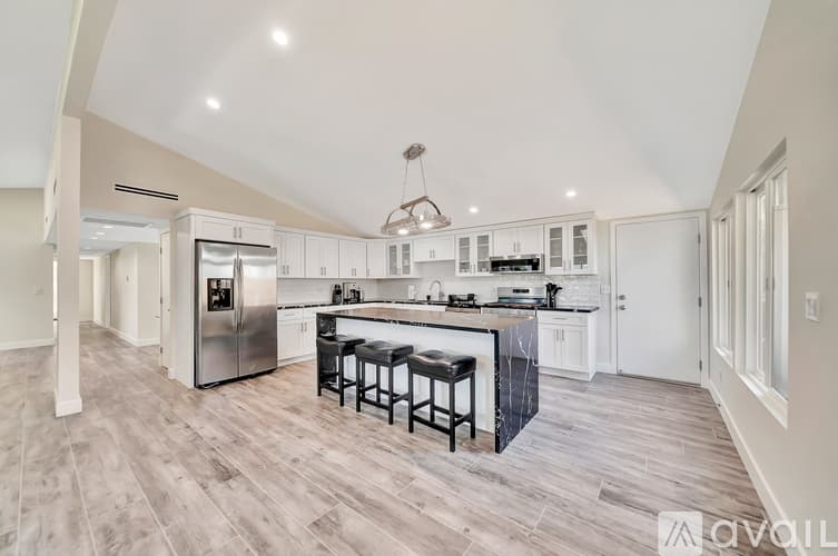 Los Angeles House: 5852 Mc Donie Ave