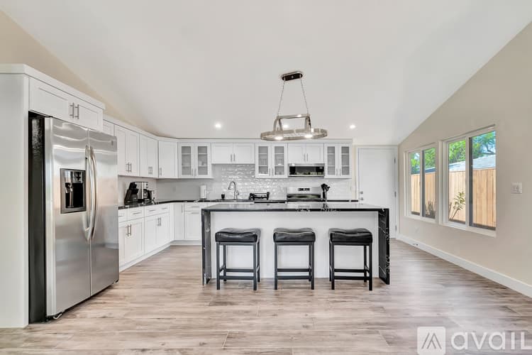 Los Angeles House: 5852 Mc Donie Ave