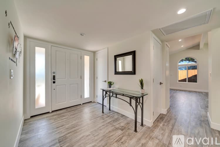 Los Angeles House: 5852 Mc Donie Ave