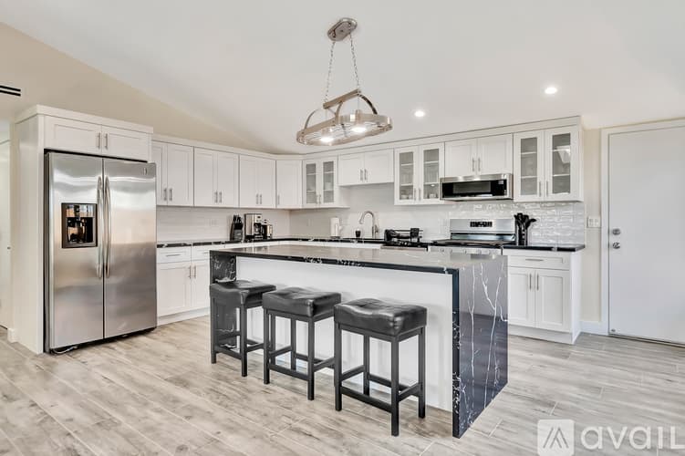 Los Angeles House: 5852 Mc Donie Ave