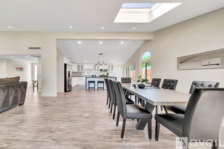 Los Angeles House: 5852 Mc Donie Ave