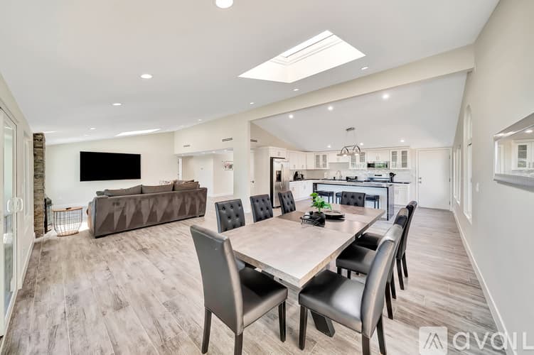 Los Angeles House: 5852 Mc Donie Ave