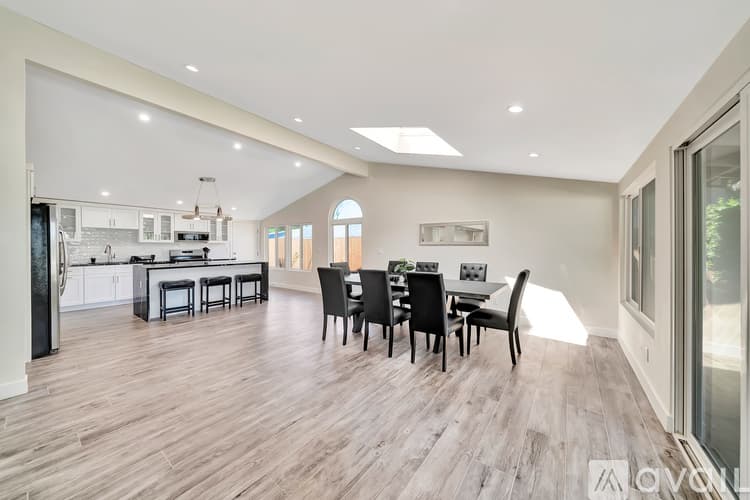 Los Angeles House: 5852 Mc Donie Ave