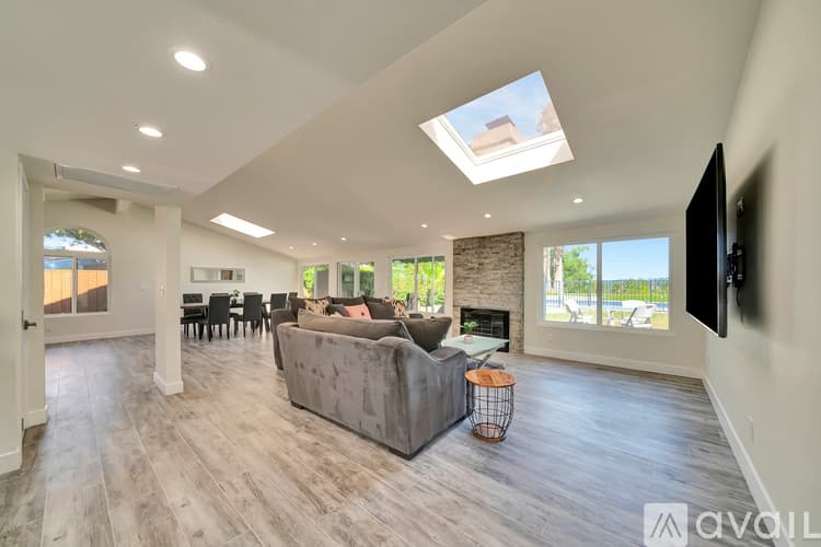 Los Angeles House: 5852 Mc Donie Ave