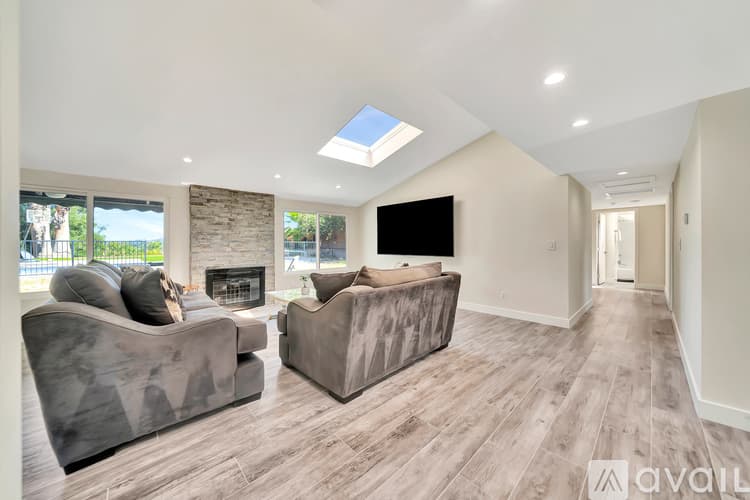 Los Angeles House: 5852 Mc Donie Ave