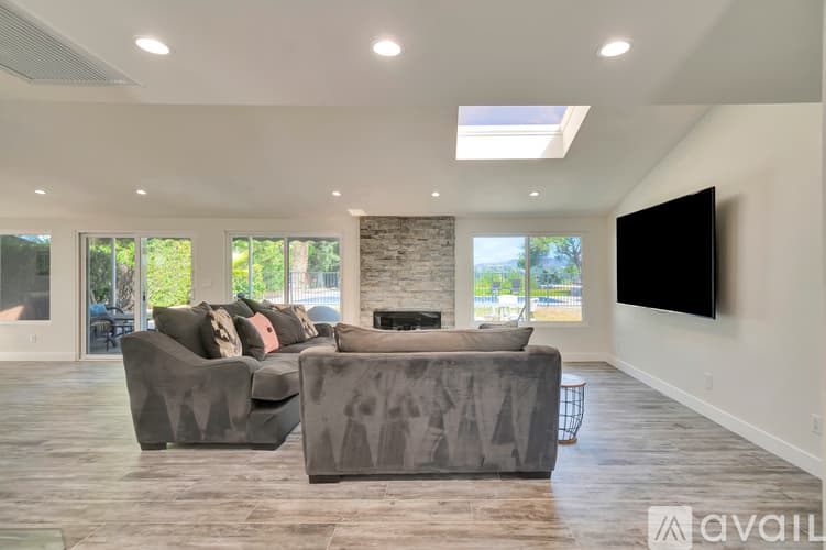 Los Angeles House: 5852 Mc Donie Ave