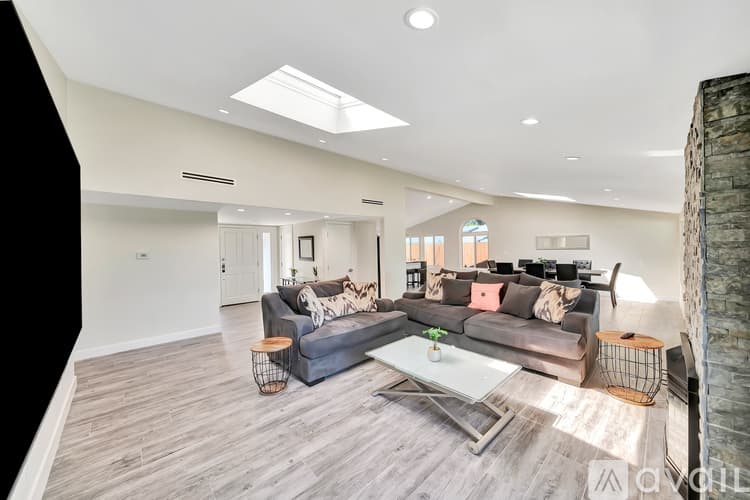 Los Angeles House: 5852 Mc Donie Ave