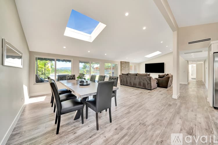 Los Angeles House: 5852 Mc Donie Ave