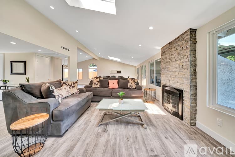 Los Angeles House: 5852 Mc Donie Ave