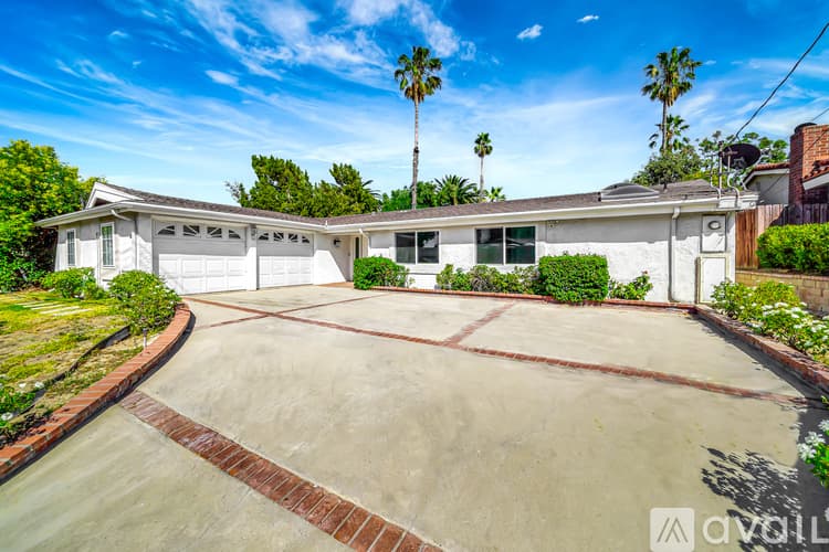 Los Angeles House: 5852 Mc Donie Ave