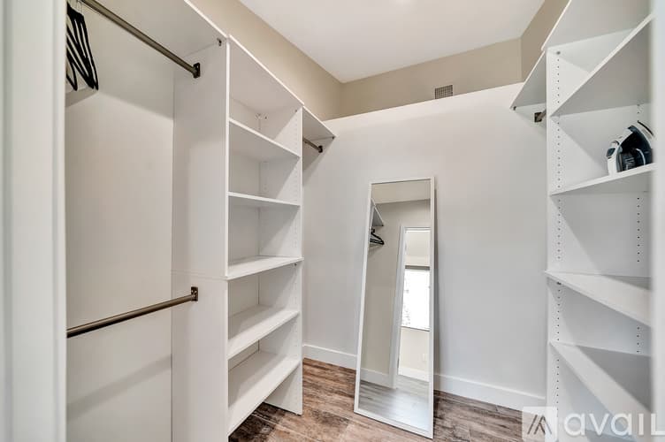 Los Angeles House: 5852 Mc Donie Ave