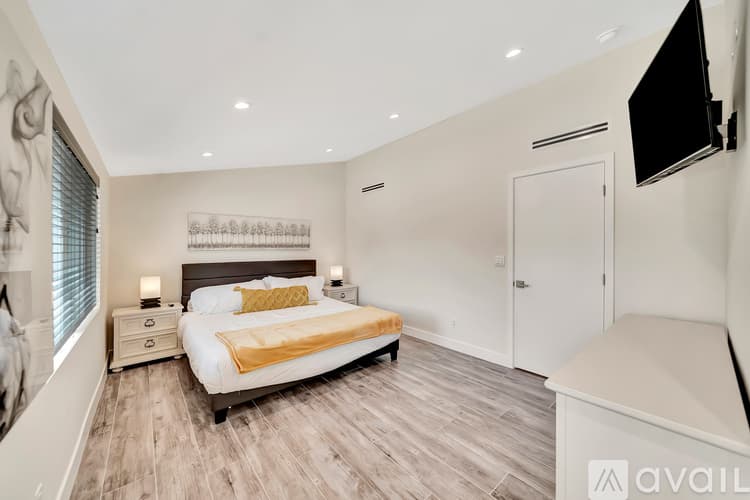 Los Angeles House: 5852 Mc Donie Ave