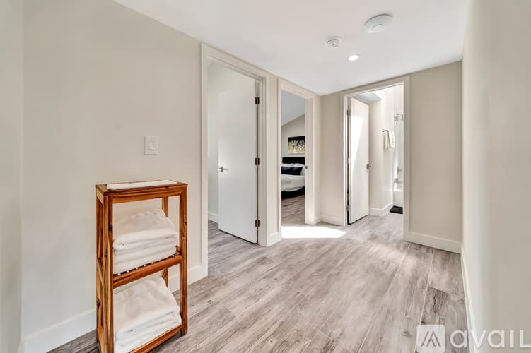 Los Angeles House: 5852 Mc Donie Ave