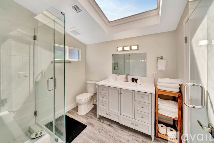 Los Angeles House: 5852 Mc Donie Ave