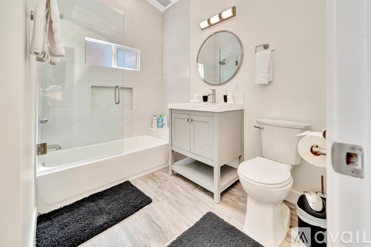 Los Angeles House: 5852 Mc Donie Ave