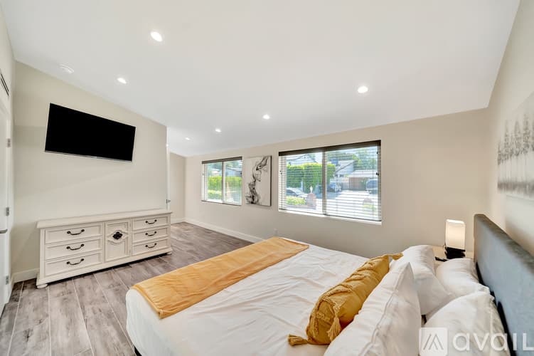 Los Angeles House: 5852 Mc Donie Ave