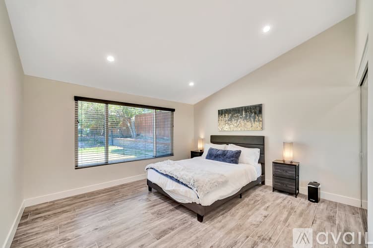 Los Angeles House: 5852 Mc Donie Ave