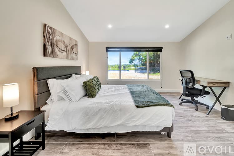 Los Angeles House: 5852 Mc Donie Ave