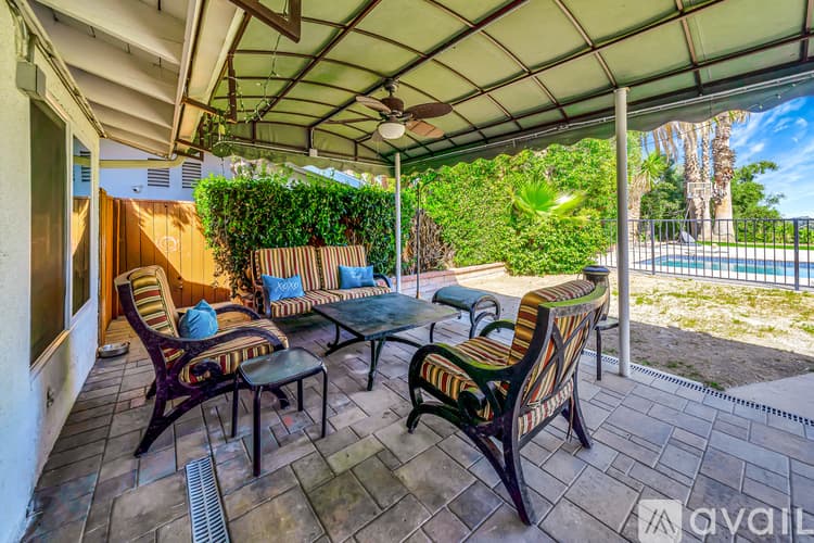 Los Angeles House: 5852 Mc Donie Ave