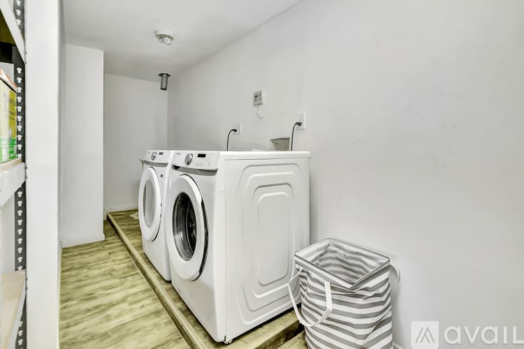 Los Angeles House: 5852 Mc Donie Ave