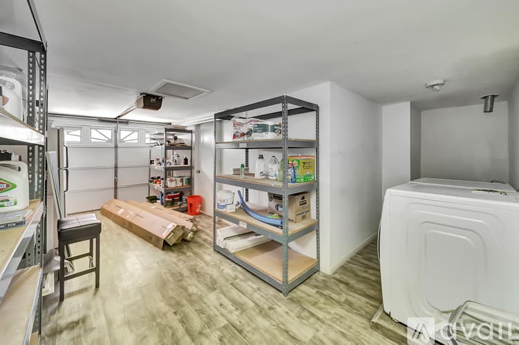 Los Angeles House: 5852 Mc Donie Ave