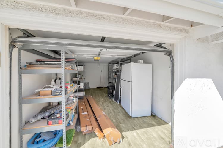Los Angeles House: 5852 Mc Donie Ave