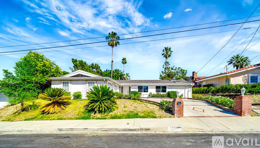 Los Angeles House: 5852 Mc Donie Ave