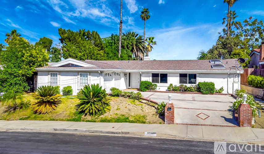 Los Angeles House: 5852 Mc Donie Ave