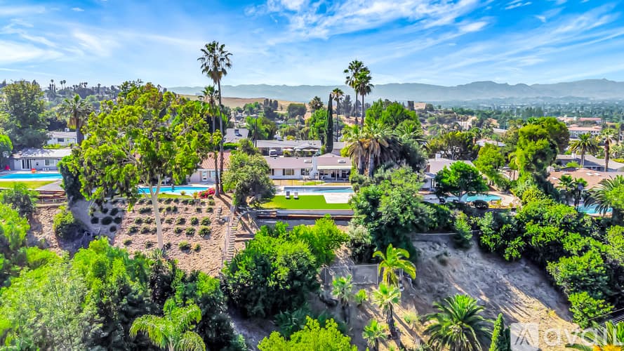 Los Angeles House: 5852 Mc Donie Ave