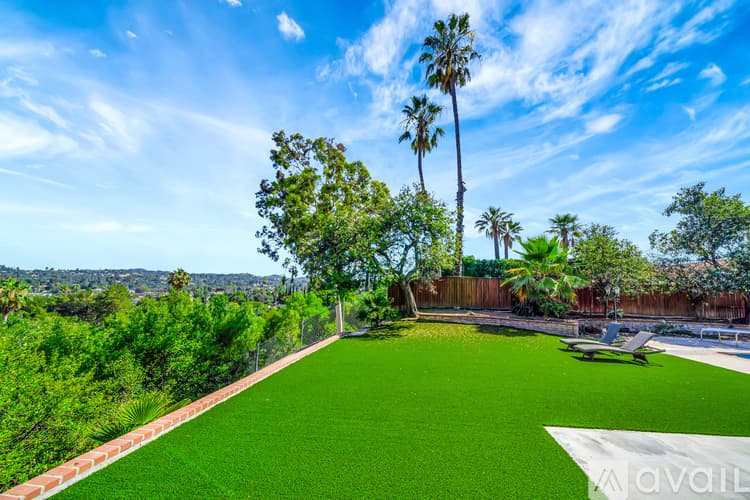 Los Angeles House: 5852 Mc Donie Ave
