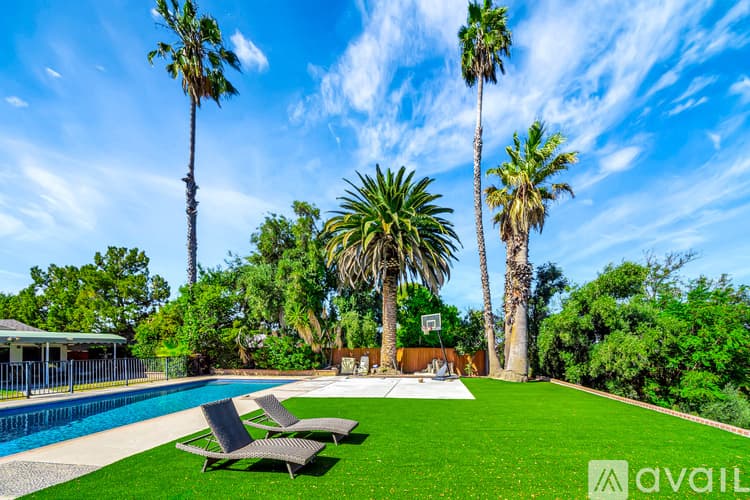 Los Angeles House: 5852 Mc Donie Ave