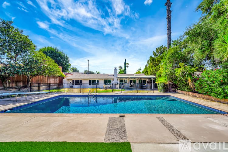 Los Angeles House: 5852 Mc Donie Ave