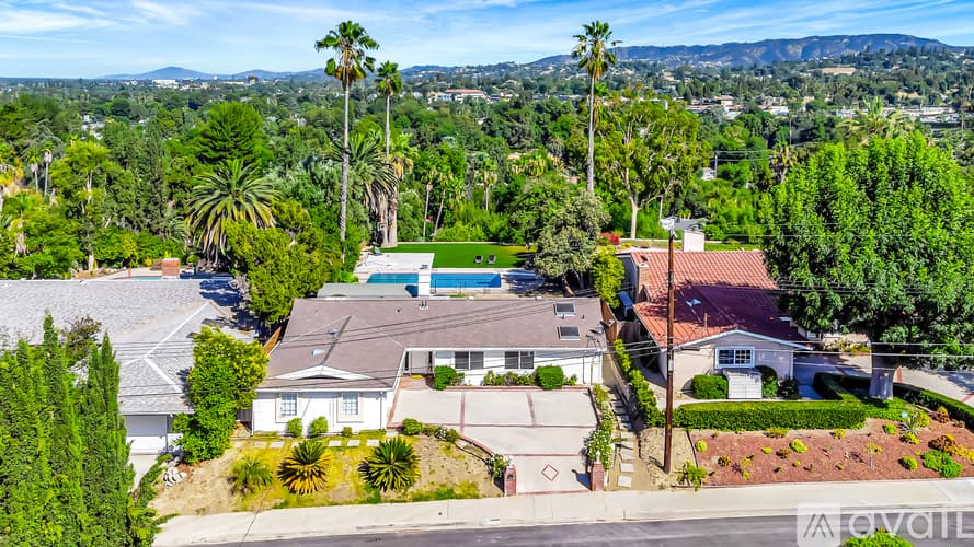 Los Angeles House: 5852 Mc Donie Ave