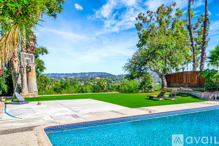 Los Angeles House: 5852 Mc Donie Ave