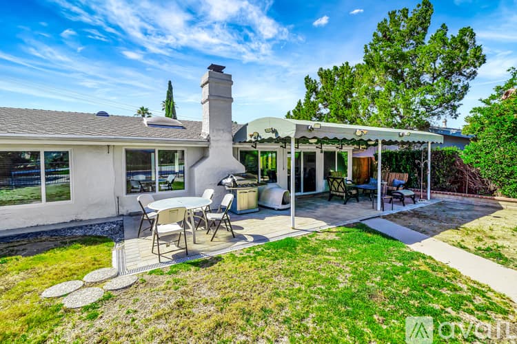 Los Angeles House: 5852 Mc Donie Ave