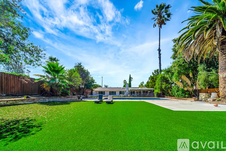Los Angeles House: 5852 Mc Donie Ave