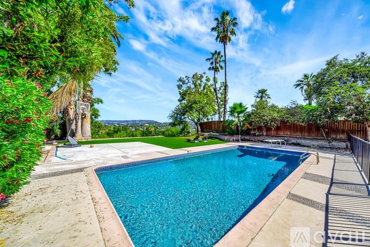 Los Angeles House: 5852 Mc Donie Ave