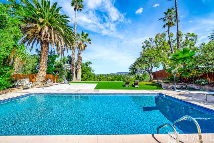 Los Angeles House: 5852 Mc Donie Ave