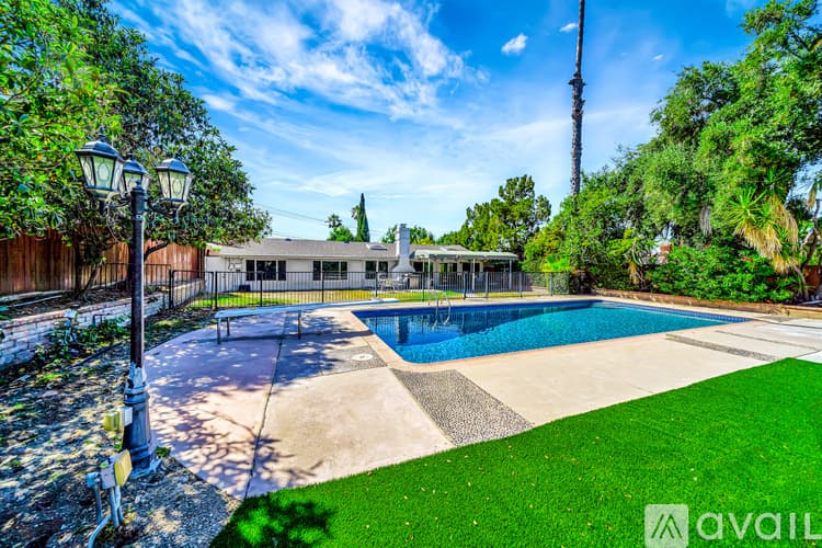Los Angeles House: 5852 Mc Donie Ave