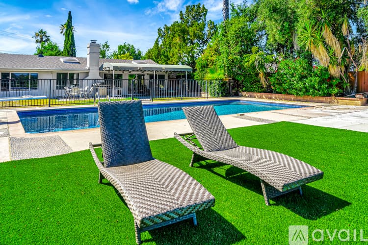Los Angeles House: 5852 Mc Donie Ave