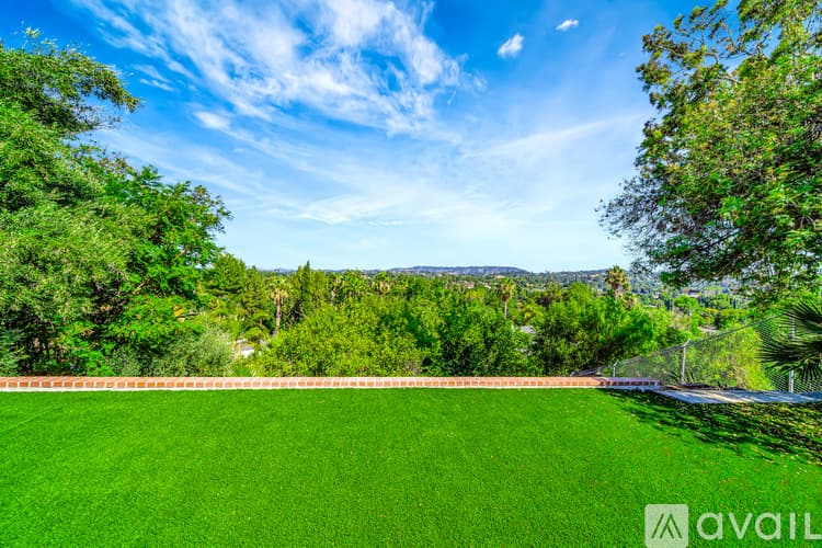 Los Angeles House: 5852 Mc Donie Ave
