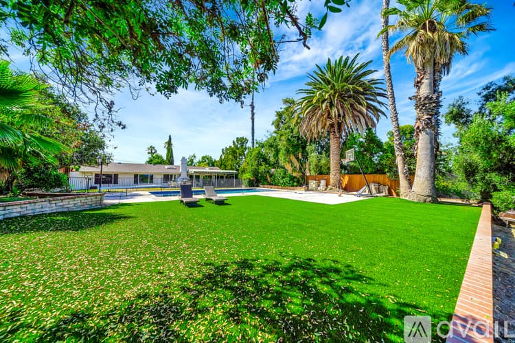 Los Angeles House: 5852 Mc Donie Ave