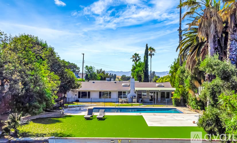 Los Angeles House: 5852 Mc Donie Ave