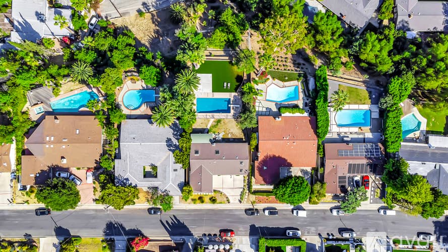 Los Angeles House: 5852 Mc Donie Ave