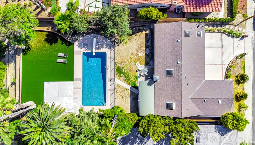 Los Angeles House: 5852 Mc Donie Ave