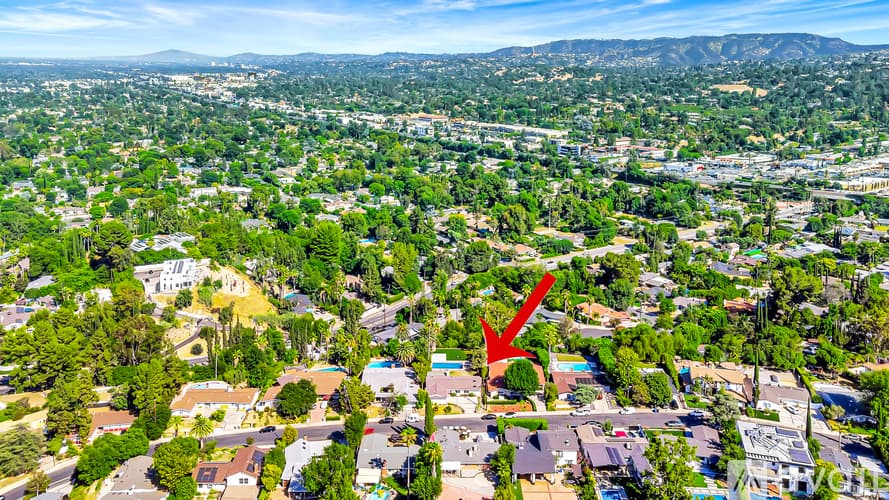 Los Angeles House: 5852 Mc Donie Ave